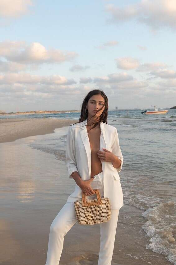 חליפה רנואר. תיק נוני כיכר המדינה // צילום: לי אגמון